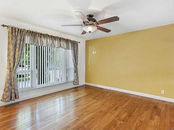 5th image of 4785 Villa Knoll Dr