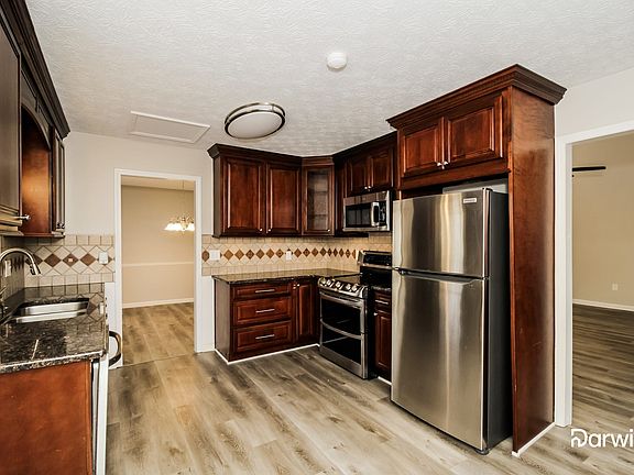 3rd image of 3505 Parkview Dr