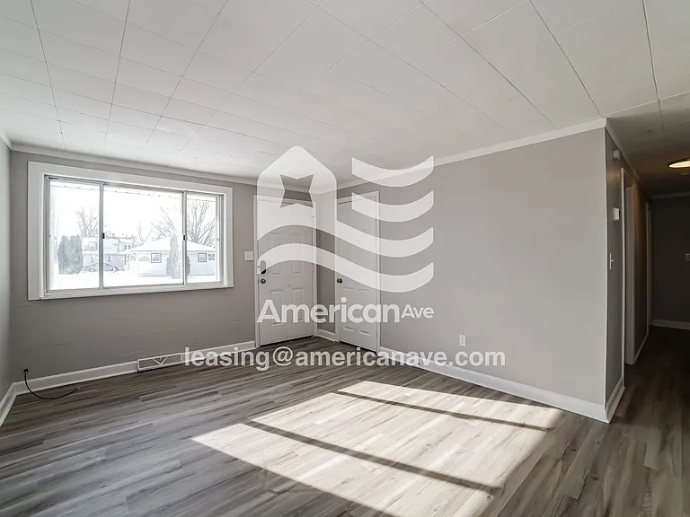 1392523_003_wm_-_living_room_13504529.jpg