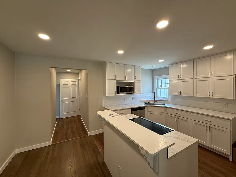 318 E 5th St — Photo 15