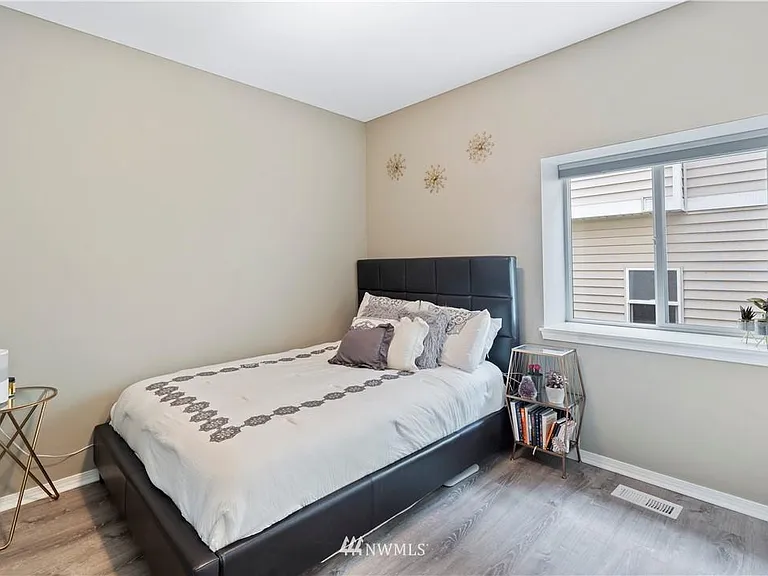 1162 Edmonds Pl NE — Photo 12