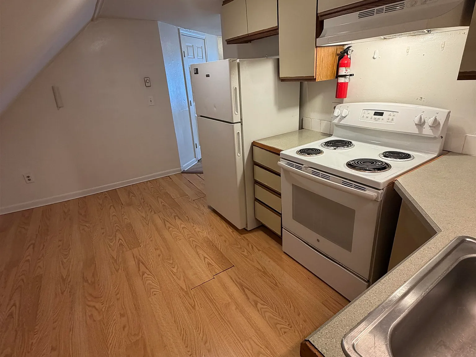 2 bed, 1.0 bath, 800 sqft, $1,195 — Photo 2