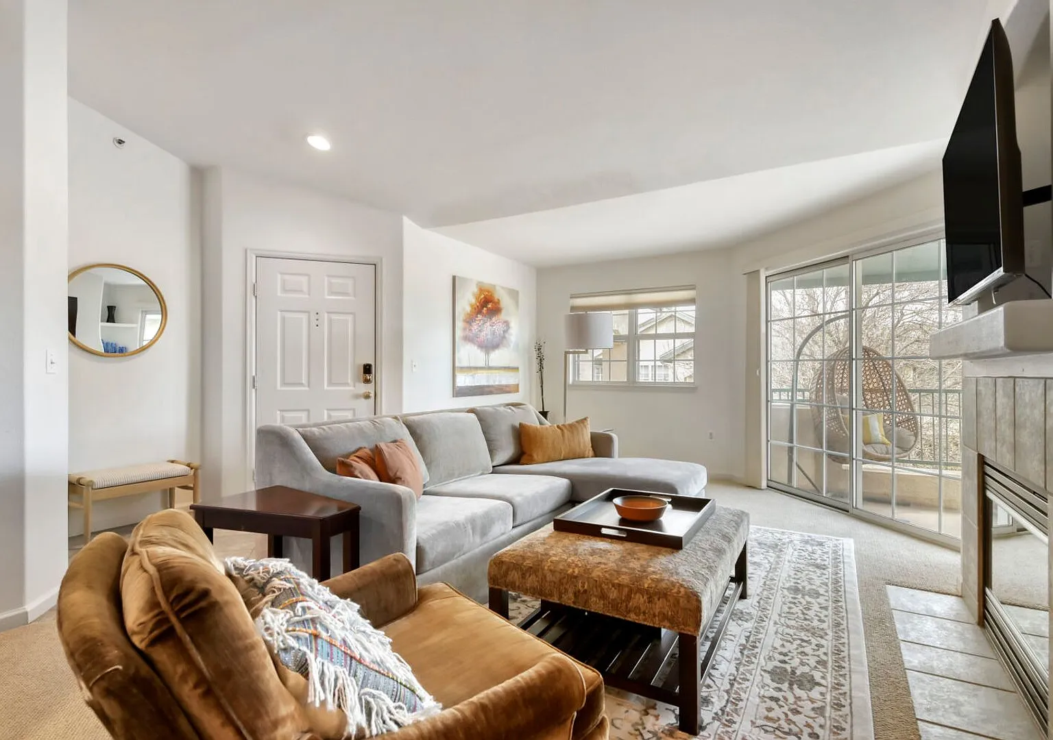 Top-Floor Serenity: Bright & Modern Fully Furnished Boulder Retreat — Photo 1