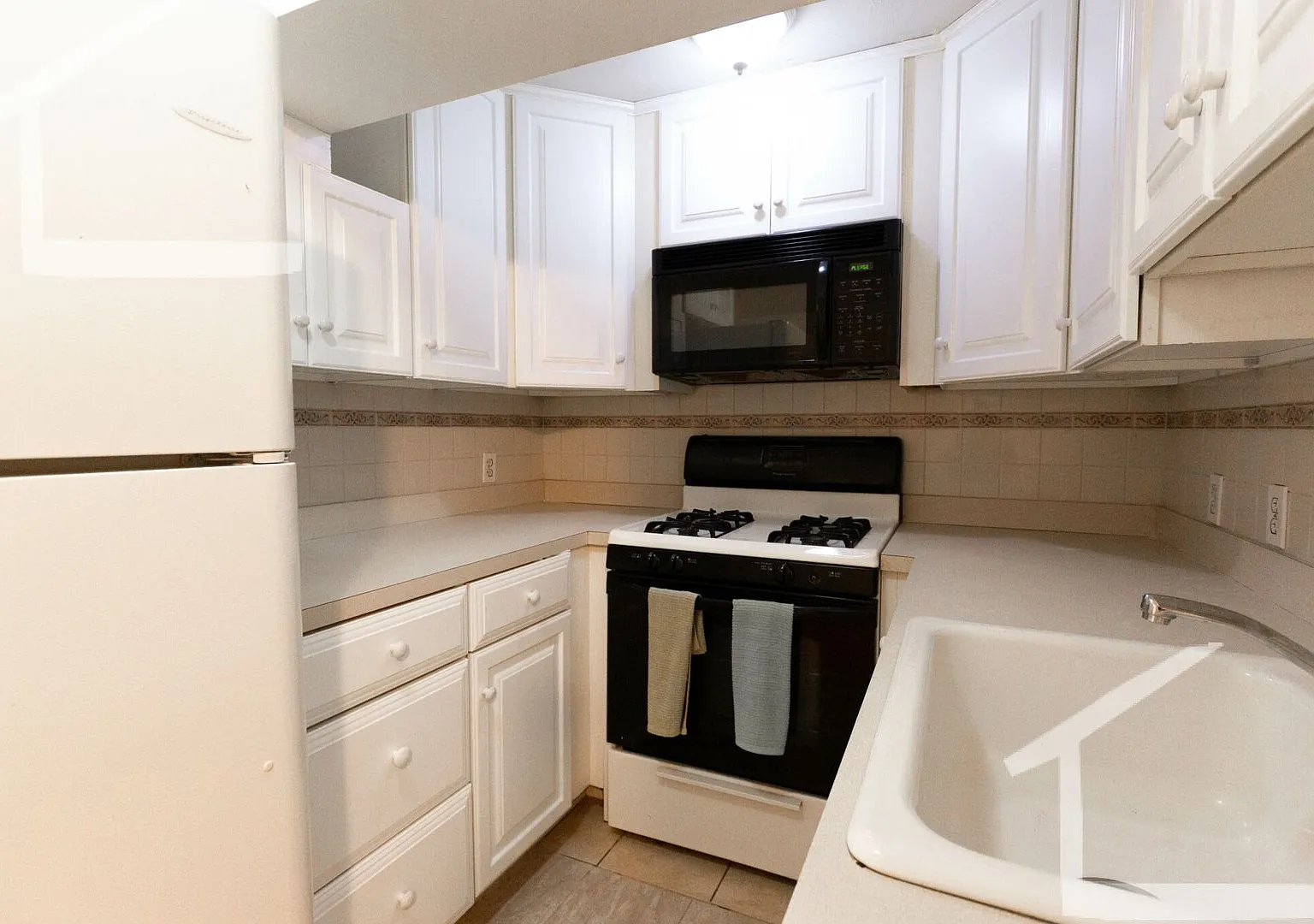 Nice, large renovated ground level unit in a prime location. — Photo 1