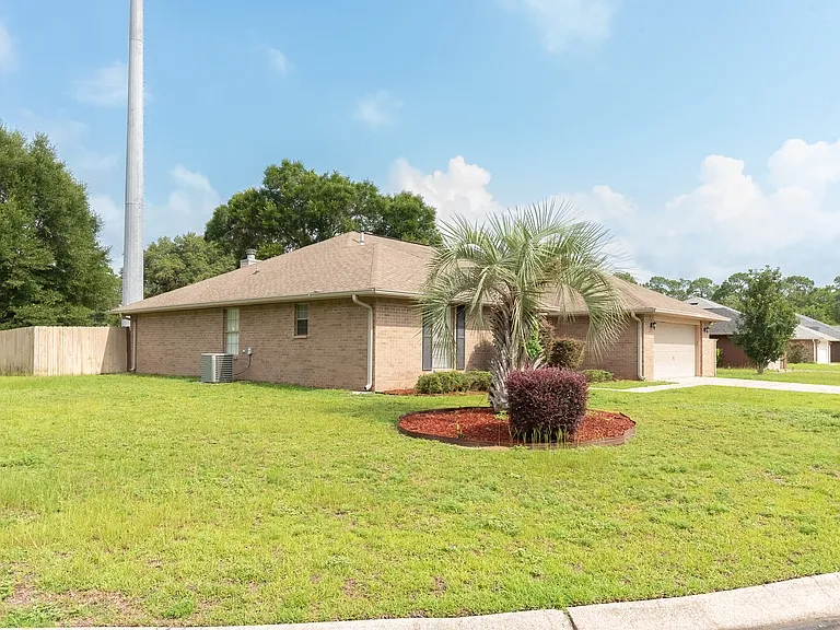 8770 Kennedy Dr — Photo 3