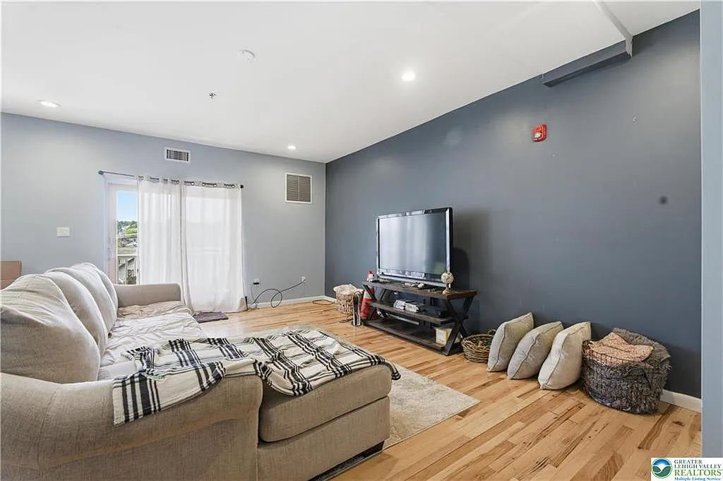 2 bed, 2.0 bath, 1500 sqft, $2,300 — Photo 2