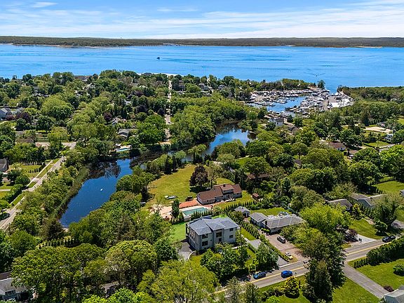 3rd image of 1001 Peconic Bay Blvd