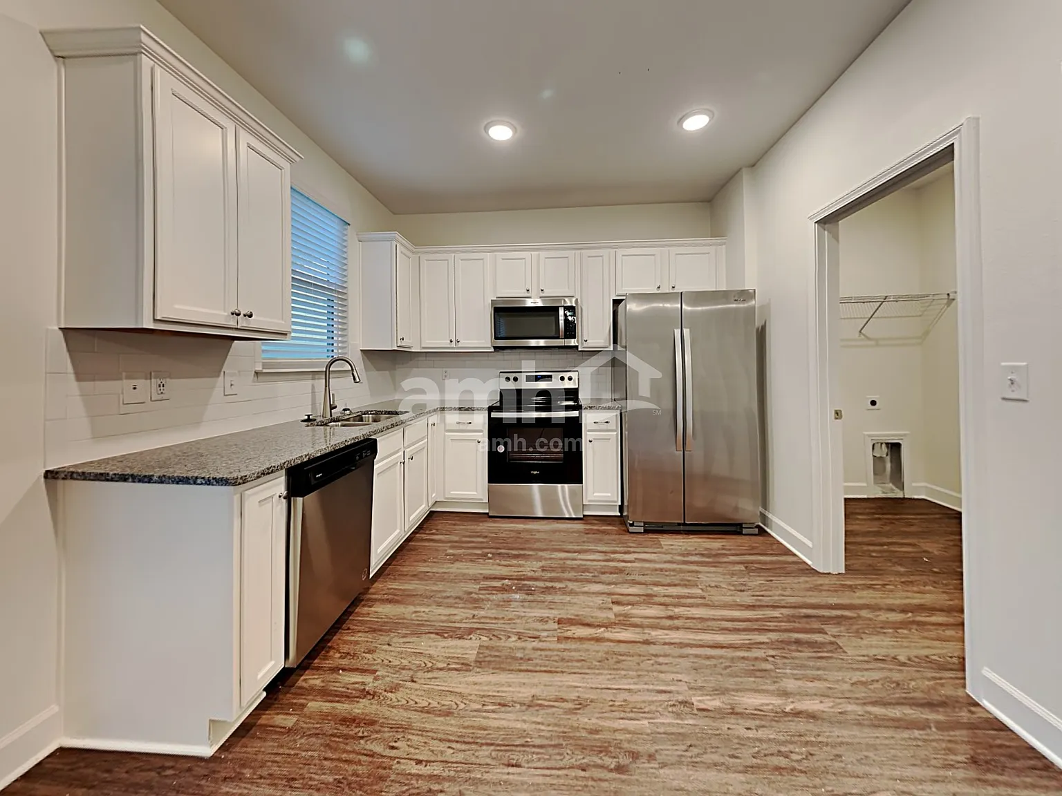 3 bed, 2.5 bath, 1420 sqft, $1,910 — Photo 3