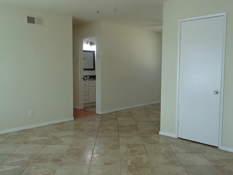 607 E Utica Ave — Photo 5