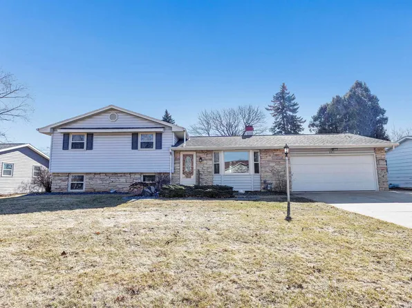 2211 Barberry Ln, Green Bay, WI 54304