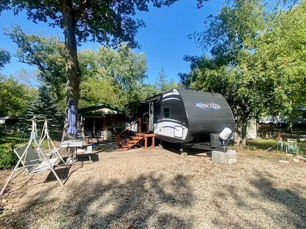 2/131 Woodhaven Dr E, Sublette, IL 61367