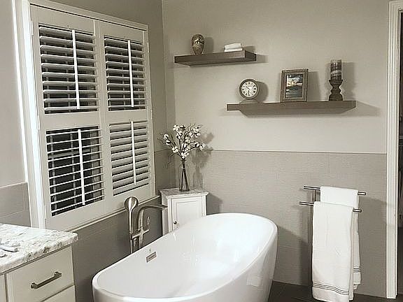 Master bath tub area