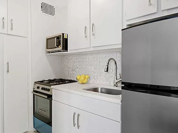 4th image of 135 Willow St APT 305
