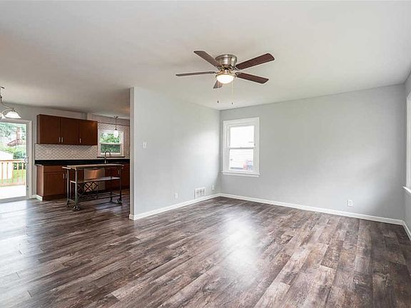 3rd image of 9528 Minerva Ave