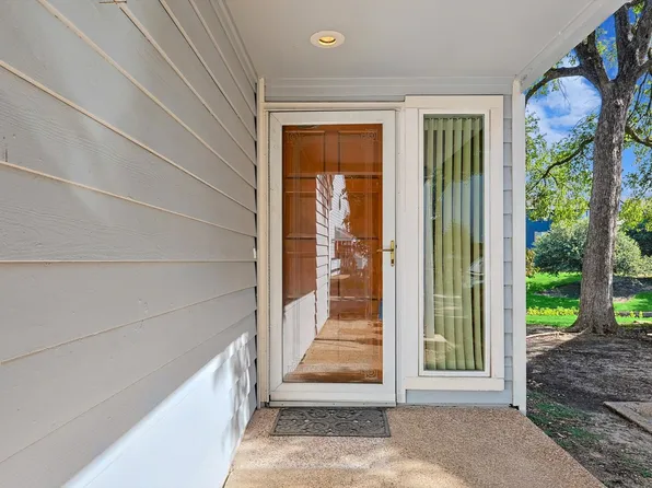 661 Cimarron Trl, Irving, TX 75063