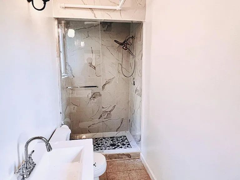 Bathroom 2 (angle 4)