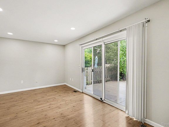 4th image of 24483 Bashian Dr