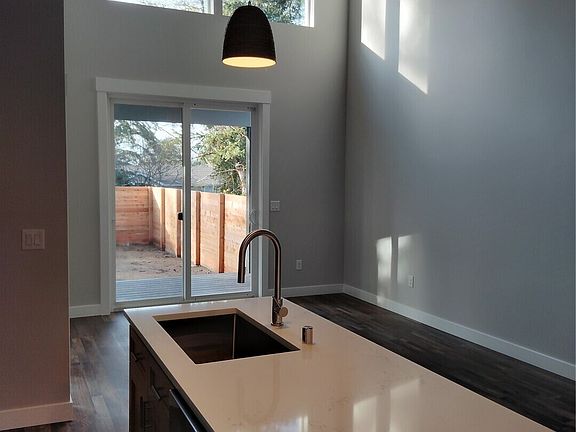 4th image of 659 -B Sunset Avenue NE