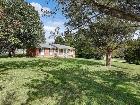 2nd image of 3904 Plantation Dr