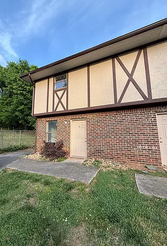 358 College St Photo 1