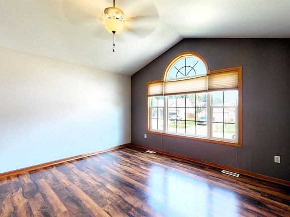 5th image of 777 Essex Dr