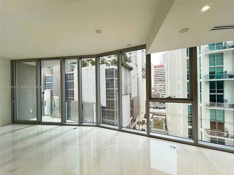 300 S Biscayne Blvd #806E — Photo 17