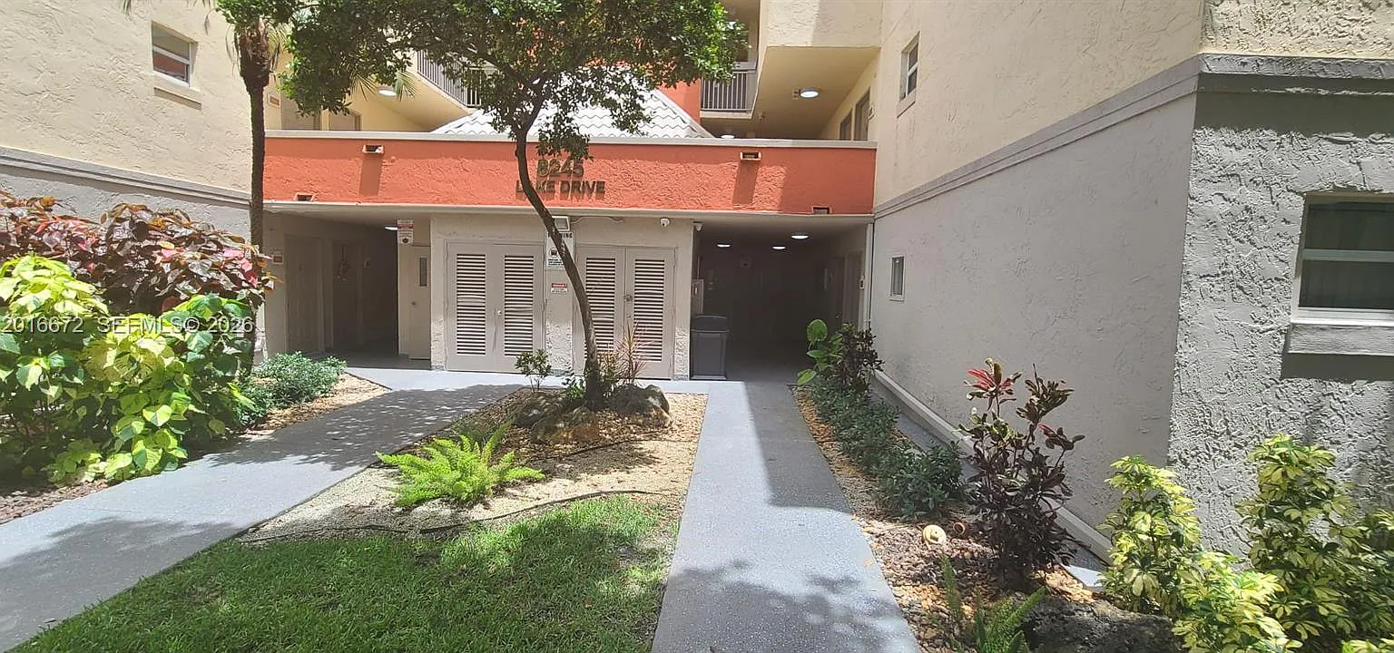 Las Vistas At Doral Condo — Photo 1