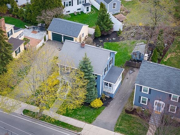 4th image of 135 Essex St
