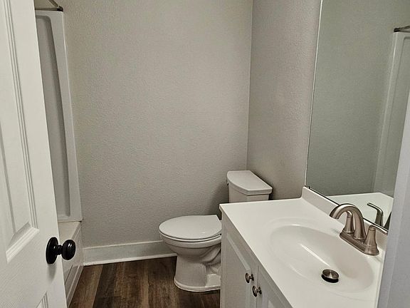 5th image of 2327 Hillcrest Ln