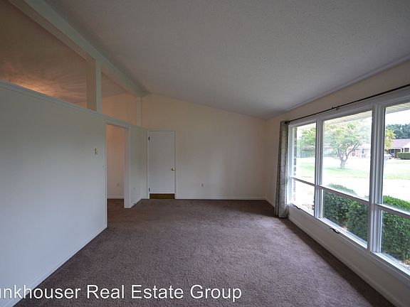 4th image of 126 Belmont Dr