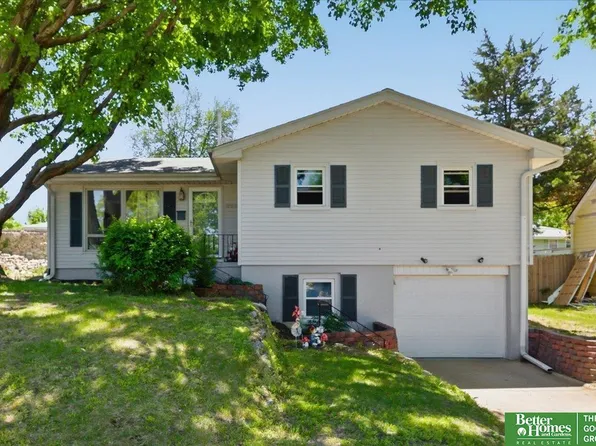 8211 Decatur St, Omaha, NE 68114