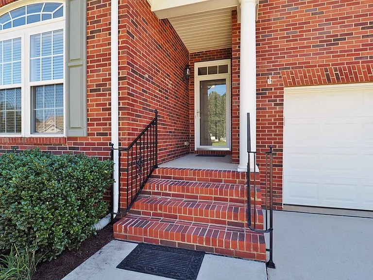 6860 Lakecrest Ct — Photo 4