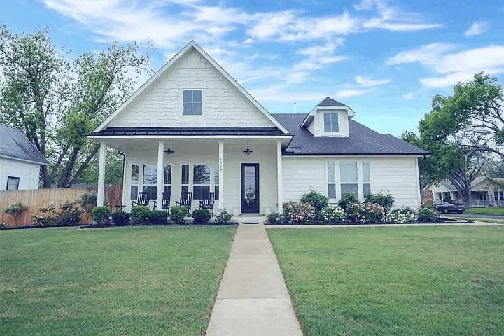 1215 Davis St — Photo 1