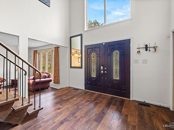 3rd image of 129 Graymoor Ln