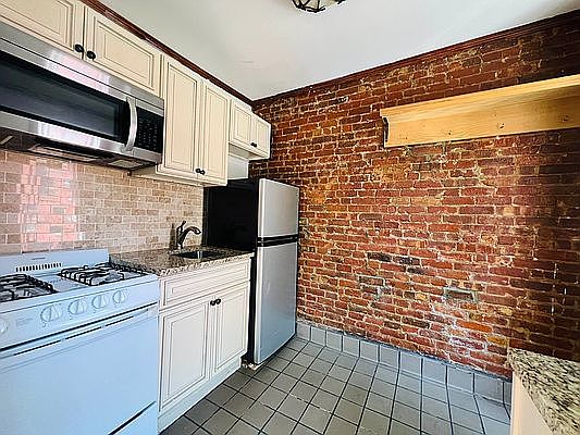 3rd image of 80 Lafayette Ave APT 2
