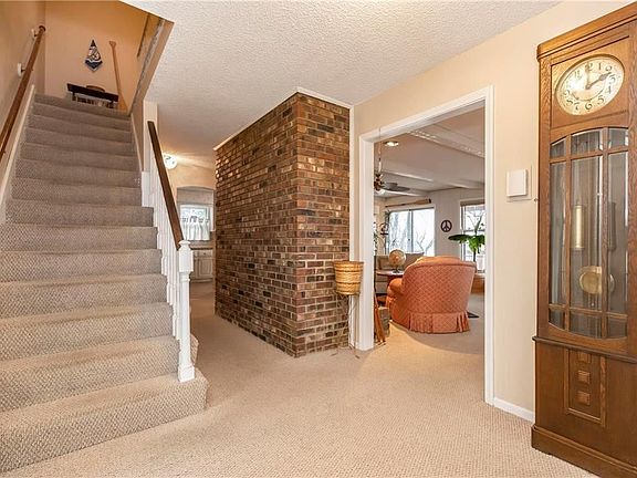 4th image of 207 NW Aspen St