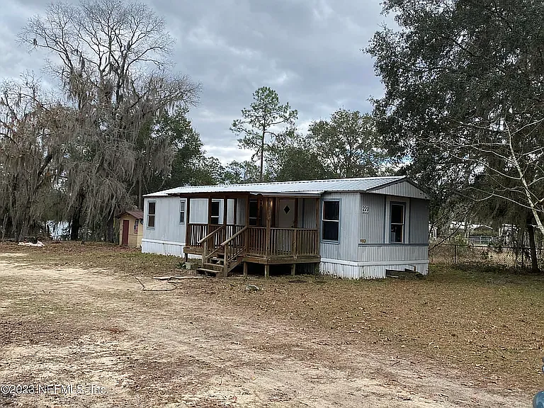 220 Mirror Lake Dr — Photo 2