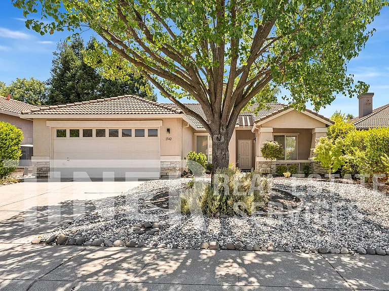 1742 Poppy Dr — Photo 1