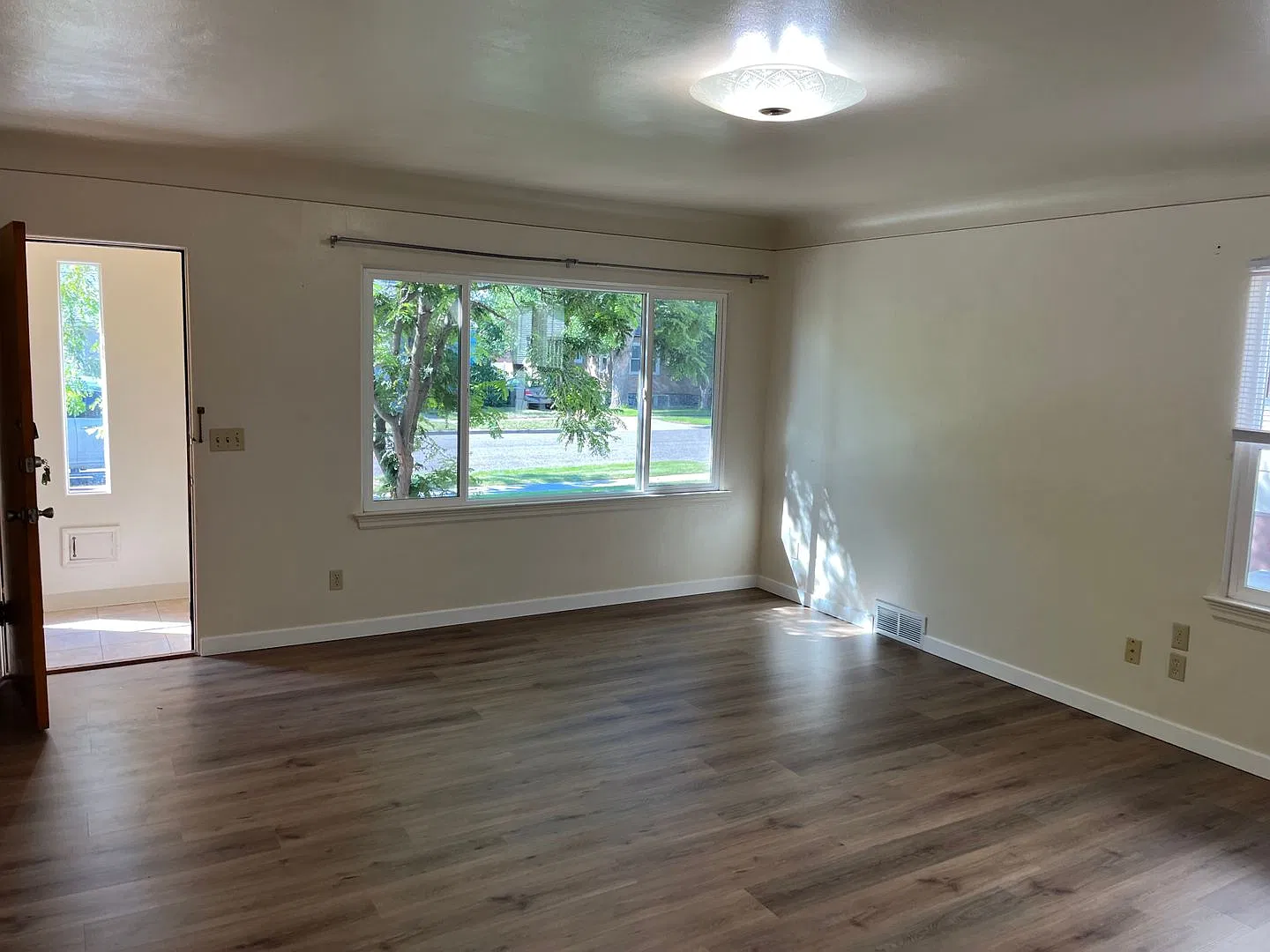 729 Avenue B — Photo 2