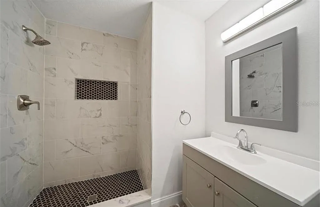 3 bed, 2.0 bath, 1211 sqft, $2,450 — Photo 3