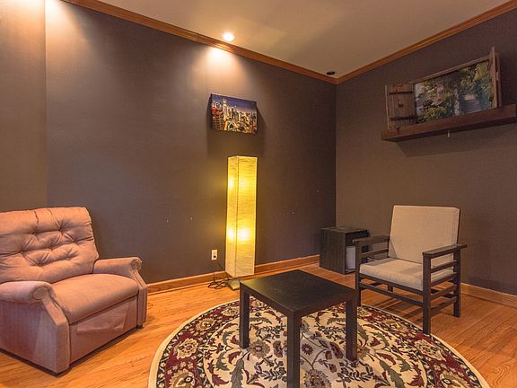 3rd image of 712 W Cornelia Ave #1