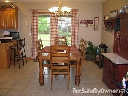 Dining Area : Tile floor, 11'6x10'9, Sliding patio door to 12x16 covered patio