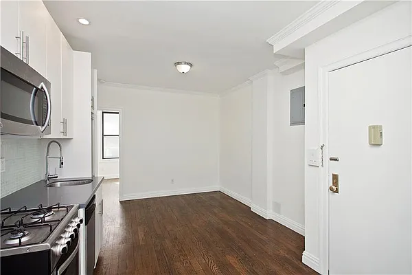 Rented by Moises Farhart, LREB | media 18