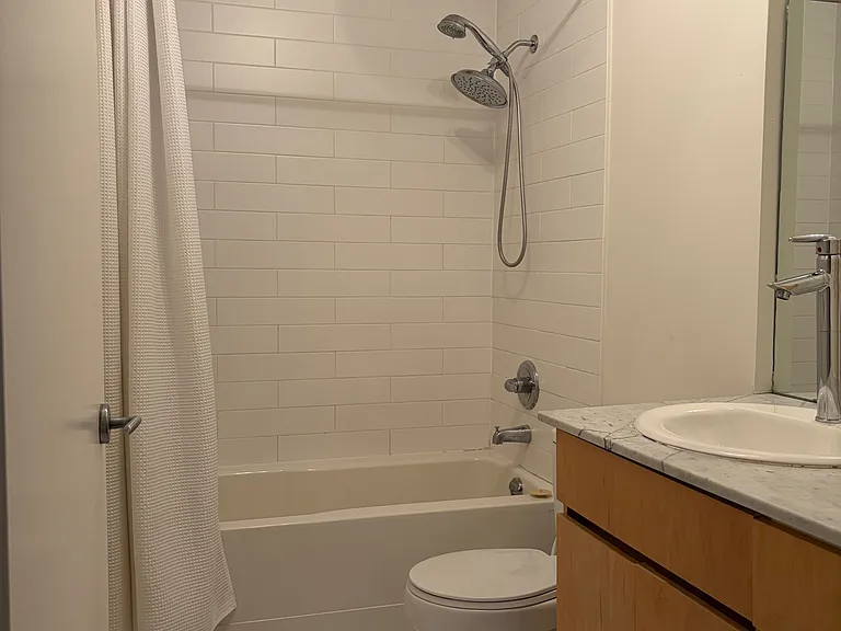 38 Niagara St #304 — Photo 18