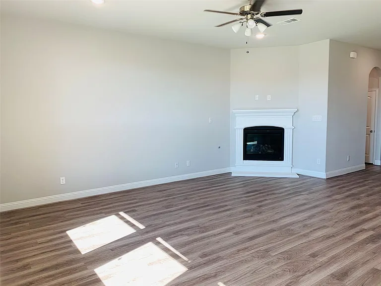 325 Delaford Dr — Photo 4