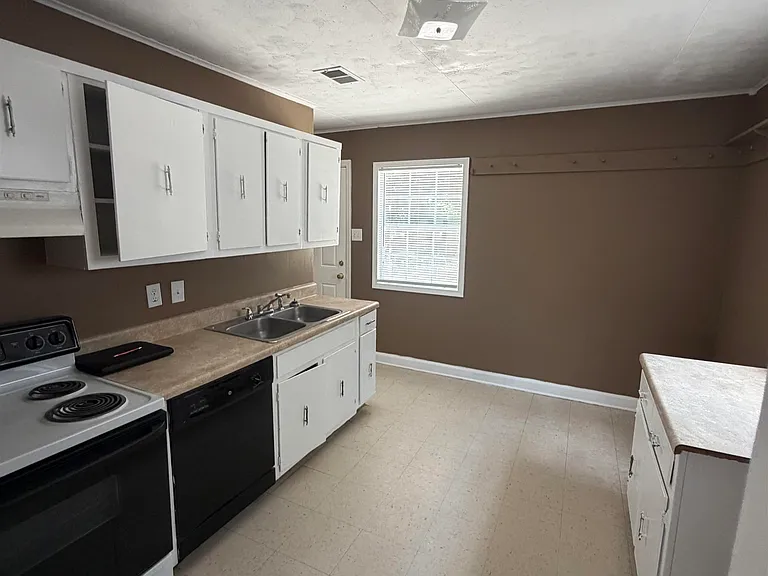 4886 Saratoga Ave — Photo 4