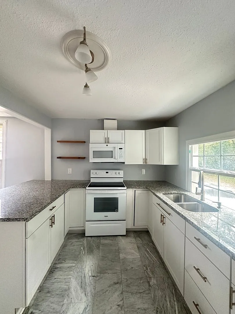 410 Glover Ave — Photo 3