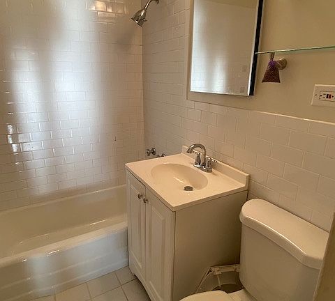 5th image of 300 W 55th St APT 9U