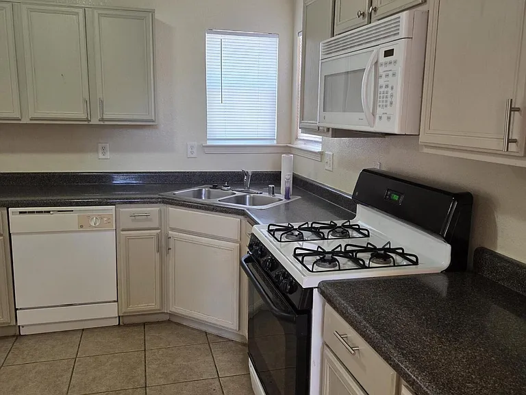 3717 NE Hubble Dr — Photo 8