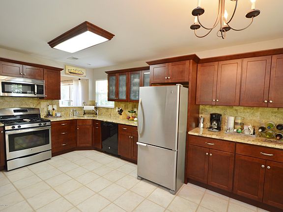3rd image of 2612 Lancaster Ln